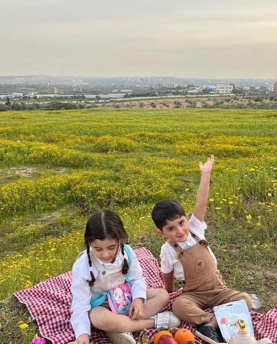 gencmus's tweet photo. Aya ve Aboud, İsrail'in evlerini bombalaması sonucu 29 gün boyunca enkaz altında kaldılar. Enkazın altından çıkarıldıklarında anneleri onları o halleriyle görmeyi reddetti. 
Aklında sadece onların güzel yüzlerini muhafaza etmeyi isteyerek şöyle dedi: “Sadece güzel yüzlerinizi hatırlamak istiyorum, üzgünüm, benim küçük yavrularım."

Gazze'de katliam devam ediyor.
Unutma!