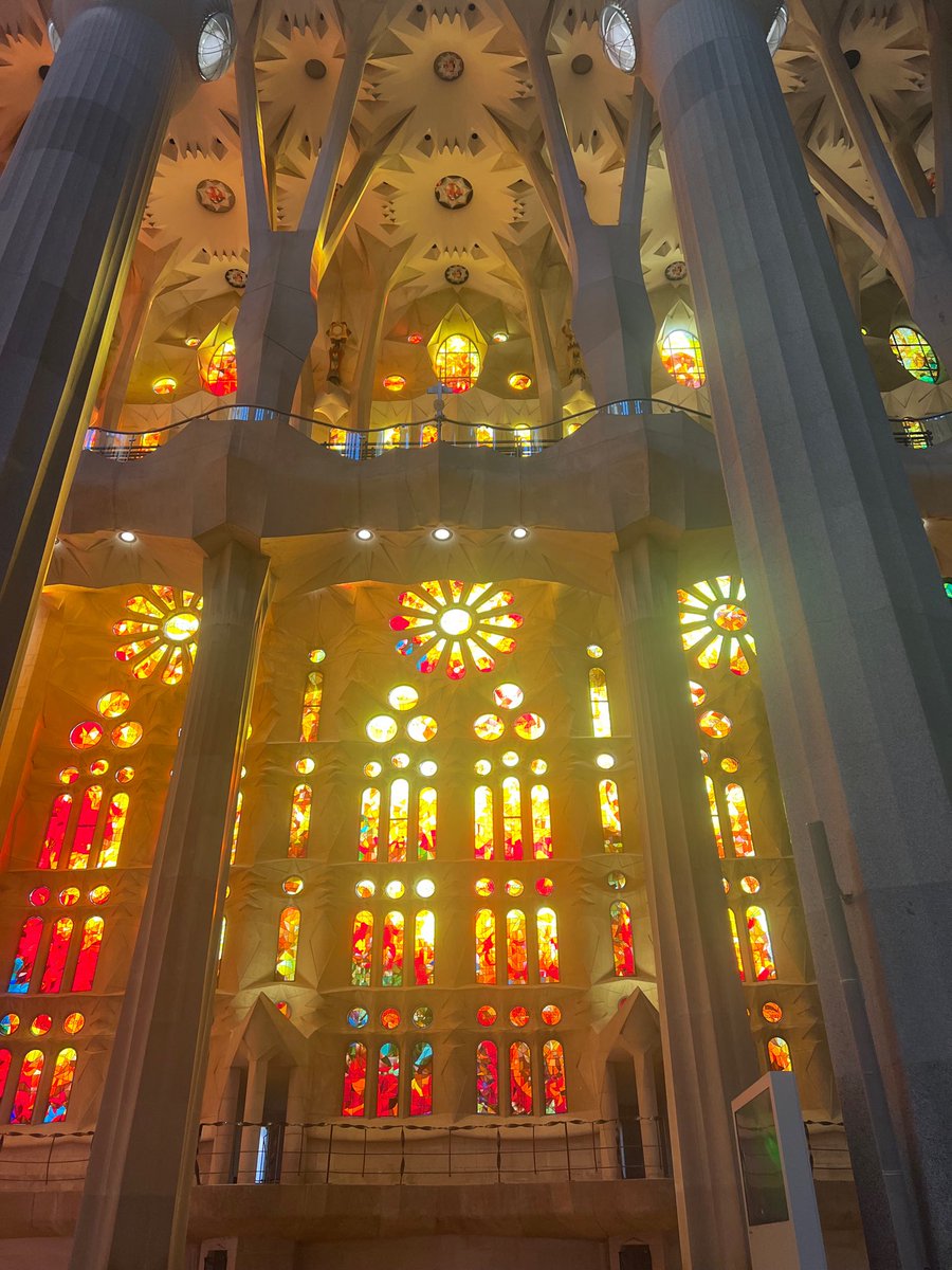 Some late afternoon sunlight magic from #Barcelona 🇪🇸 #SagradaFamilia #StainedGlassSunday