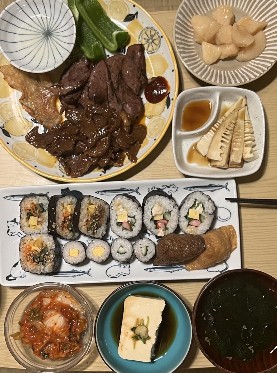 巻物半額‼︎この量で270円‼︎
ハツの焼肉、半額
筍のあまりと芋煮
ボリューミーでも節約╰(*´︶`*)╯
2人分のご飯です(*´v｀*)

半額はほんと助かる｡ﾟ(ﾟ´｀ﾟ)ﾟ｡