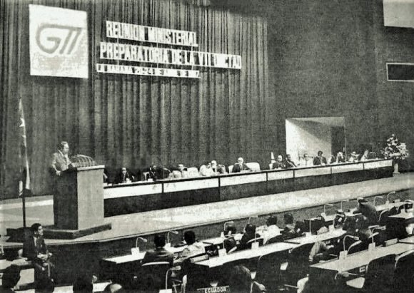 20 de abril de 1987. #Fidel en la reunión del Grupo de los 77 más China. #FidelPorSiempre: “Sin paz no habrá desarrollo, pero también sin desarrollo para las ocho décimas partes de la población mundial no puede haber paz”. @PartidoPCC