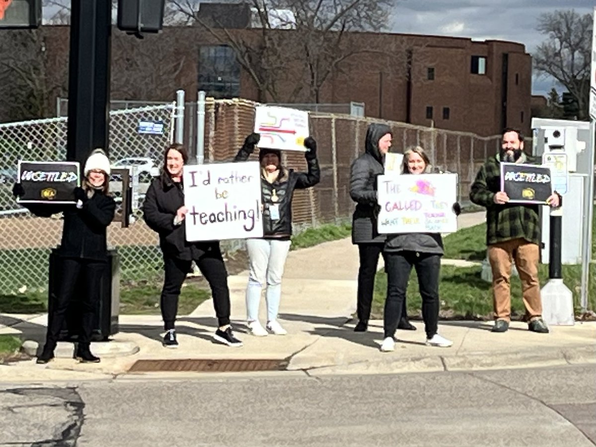 maria_ruhland's tweet photo. Teachers @ISD191 showing UNITY by Standing Together!⭐️ #WeAreCommunityStrong #KindnessMatters #BEAStrong https://t.co/KIo8iybKgo