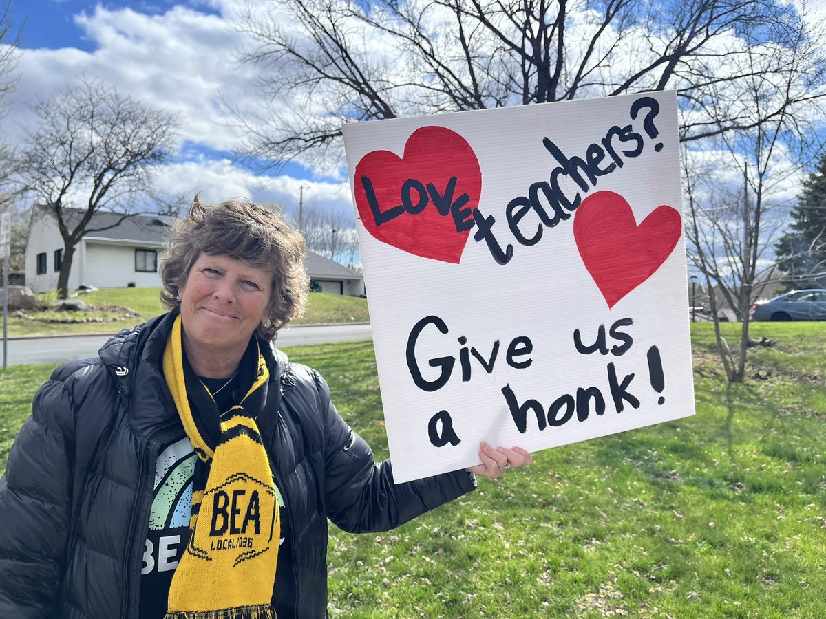 maria_ruhland's tweet photo. Teachers @ISD191 showing UNITY by Standing Together!⭐️ #WeAreCommunityStrong #KindnessMatters #BEAStrong https://t.co/KIo8iybKgo