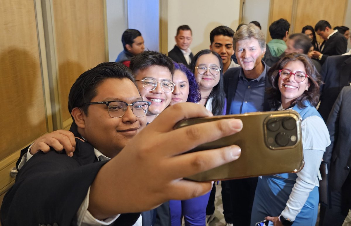 edelamadrid's tweet photo. Es un gusto ver que cada vez hay más jóvenes interesados en que México avance y no se quede estancado, convencidos de que México puede ser mucho mejor con @XochitlGalvez. Gracias a @MxHarvard y @Momento_Mex por la invitación al foro "La transición al futuro".

#MxSinMiedo https://t.co/6i2jX9vVNp
