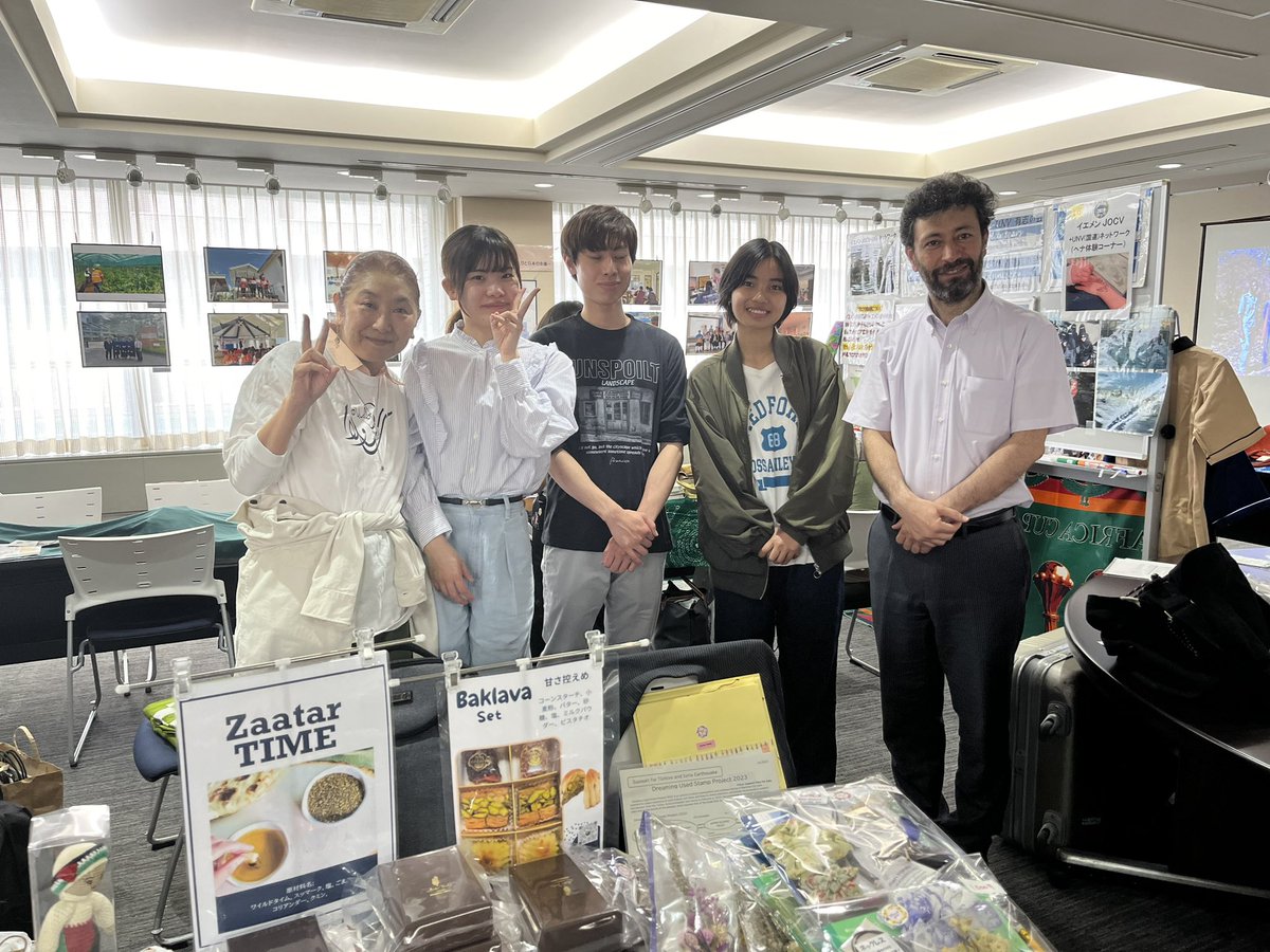 Syrian_Hands's tweet photo. Right now, join us at 
JICAバザー 市ヶ谷　21日 
寄ってください～🍀🌏🥰🌹❤️
Please drop by🌹🌏🍀❤️ https://t.co/mZbiA2q4P5