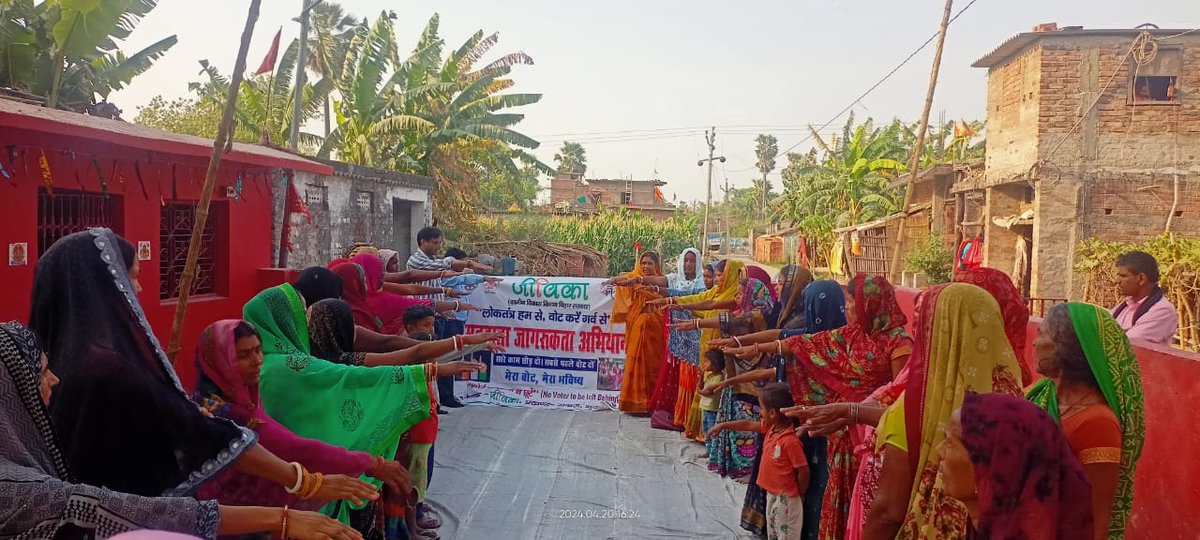 BrlpsM's tweet photo. जिले के सकरा प्रखण्ड में मतदाता जागरूकता अभियान में शपथ लेती जीविका दीदियाँ । @DM_Muzaffarpur https://t.co/LkyUW5um7a