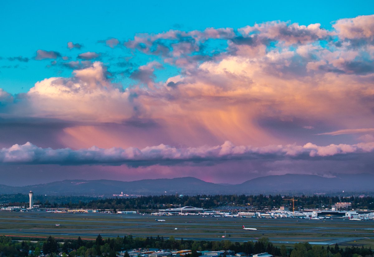 #Sunset Bouncing off convection over the foothills with SeaTac airport in the foreground. #wawx