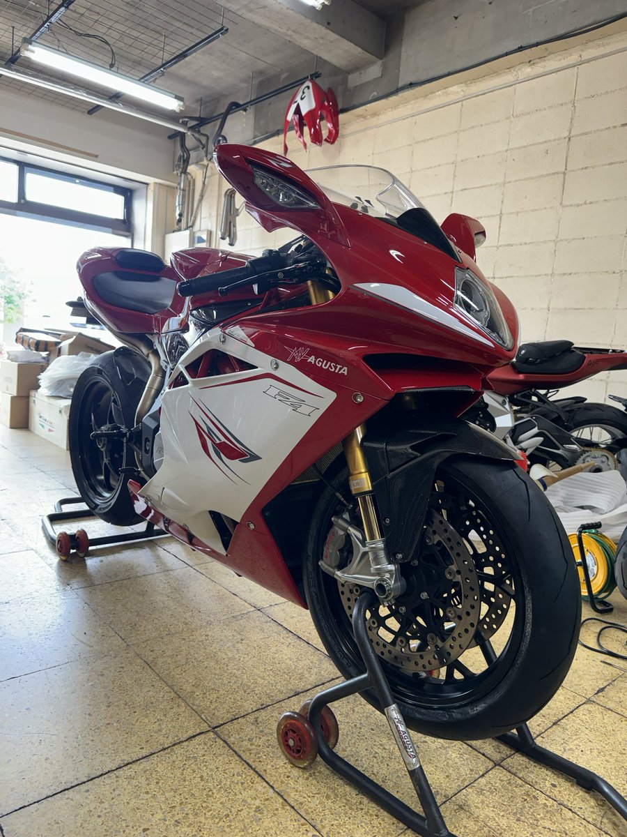 trentasette37_'s tweet photo. タイヤとチェーン交換。
次は、#jetprime の取付。
#mvagustaF4RR
#アグスタ
#sunstar
#pirelli
#Trentasette37_
#トレンタセッテ37 https://t.co/LUYsqCsGVD