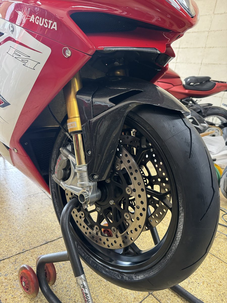 trentasette37_'s tweet photo. タイヤとチェーン交換。
次は、#jetprime の取付。
#mvagustaF4RR
#アグスタ
#sunstar
#pirelli
#Trentasette37_
#トレンタセッテ37 https://t.co/LUYsqCsGVD