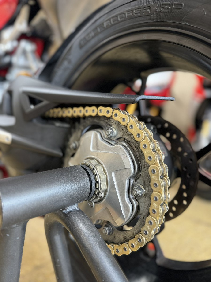 trentasette37_'s tweet photo. タイヤとチェーン交換。
次は、#jetprime の取付。
#mvagustaF4RR
#アグスタ
#sunstar
#pirelli
#Trentasette37_
#トレンタセッテ37 https://t.co/LUYsqCsGVD