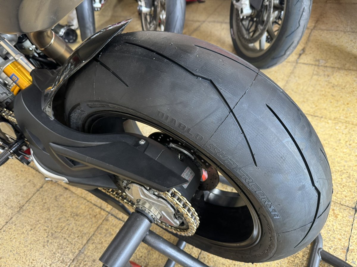 trentasette37_'s tweet photo. タイヤとチェーン交換。
次は、#jetprime の取付。
#mvagustaF4RR
#アグスタ
#sunstar
#pirelli
#Trentasette37_
#トレンタセッテ37 https://t.co/LUYsqCsGVD