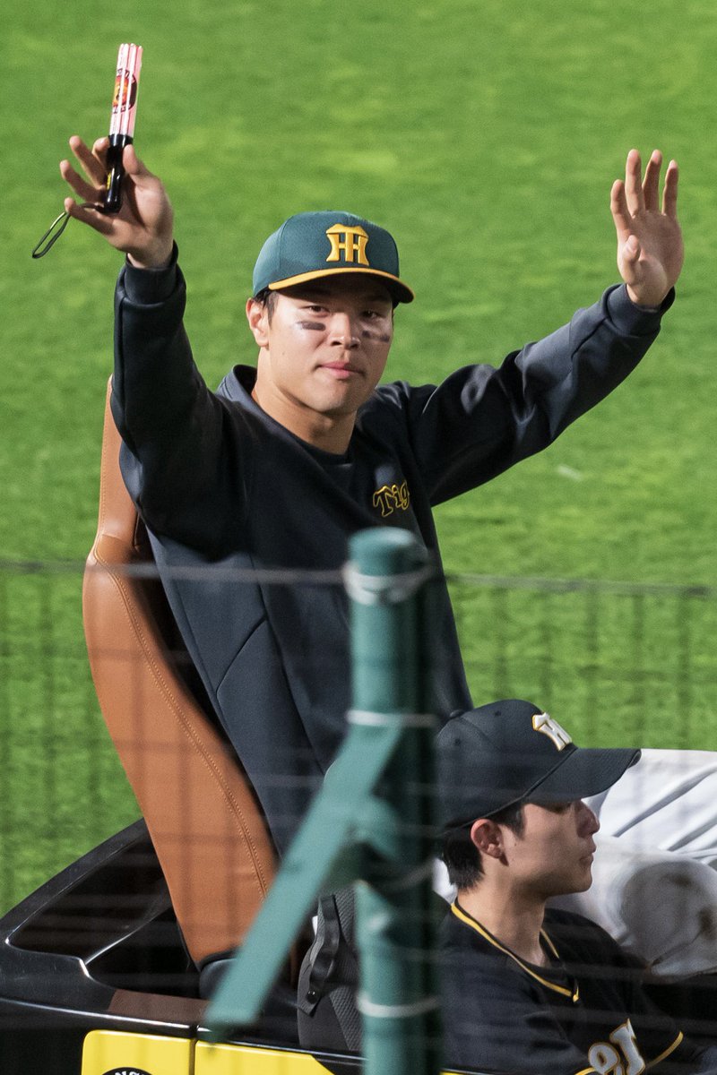 okuchan_y's tweet photo. 出遅れ感半端ない4/18のT-G戦
中野選手の不思議な写真(1回裏の二塁打)と10回裏サヨナラ打の佐藤輝明選手🏟️
グランド一周時に私のカメラ見てくれて超ハッピーな1日でした🙌
最後は今日やっと届いたプロコレ背番号8(毎年8️⃣だけ買ってる)
#佐藤輝明 
#中野拓夢 
#阪神タイガース https://t.co/6U3Q1jNAX8