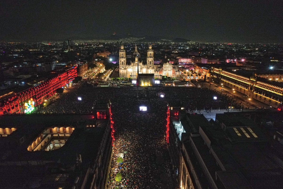 Hasta la calle 20 de noviembre, miles y miles de personas disfrutan del concierto de @Interpol, sin necesidad de pagar para acceder al disfrute de la música, el arte y la cultura. Eso explica también por qué la Ciudad de México es el destino cultural número uno del mundo.