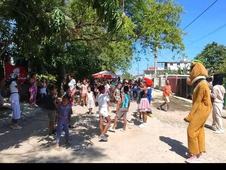 🙌🏻🇨🇺 “Planes de la calle” dedicado a los que saben querer, en varios barrios de los #CDRHabana al aproximarse la culminación de la semana de receso escolar. #CDRCuba