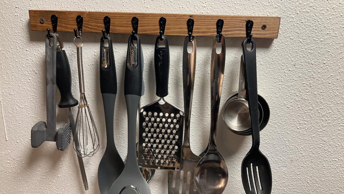 These little hooks are pretty awesome for organizing, I made a utensil holder for my kitchen with these.
vadania.com/product-catego…

#vadania #hardwaretools #cabinethardware #homedecor #housedesign #homedesign #kitchendecor #kitchendesign #remodeling #woodworking #woodworktools #diy