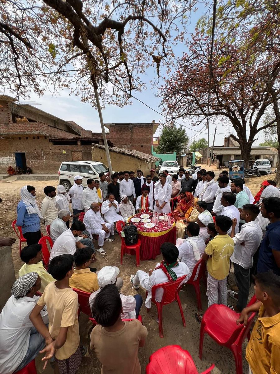 संघर्ष जारी है ... 50 लोकसभा कौशांबी से समाजवादी पार्टी के शानदार प्रत्याशी पुष्पेंद्र सरोज जी और क्रांतिकारी साथियों के साथ 251 विधानसभा सिराथू के सेक्टर राला और कसिया के गांवों में डोर टू डोर जनसंपर्क ... #जीतेगा_INDIA @yadavakhilesh