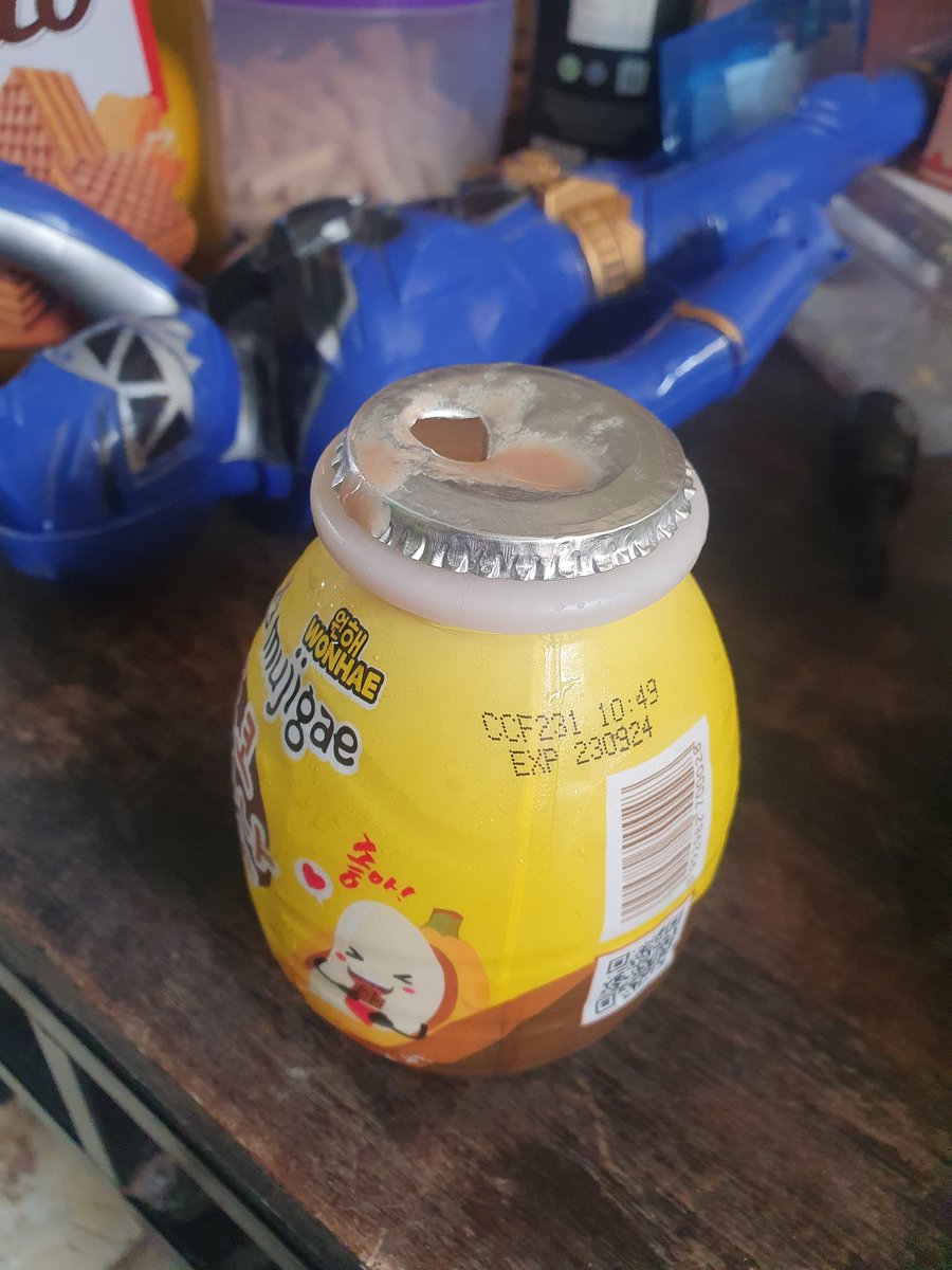 akiawan's tweet photo. @mujigae @wonhaefoods saya baru beli susu di indomaret pas dibuja susunya basi https://t.co/LsvjFmMM0H