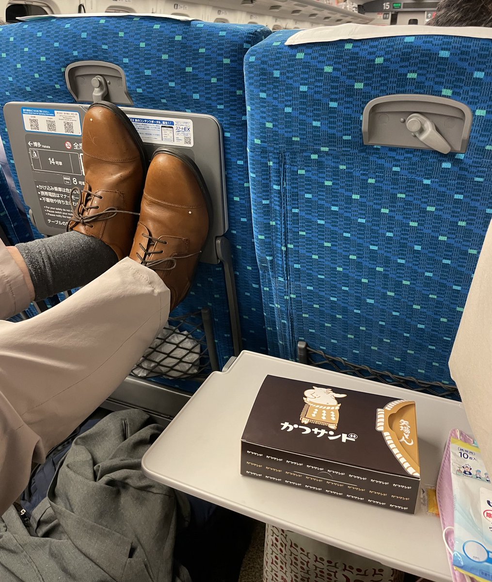 philia_liam's tweet photo. 電車の中で女性の隣にわざわざ来て座る男性の存在、あ〜いるよなと思うのですが、すぐ席立てるよう通路側座った方がいい気もする
なぜならこうなるので😃️ https://t.co/wBu2iU7mPS