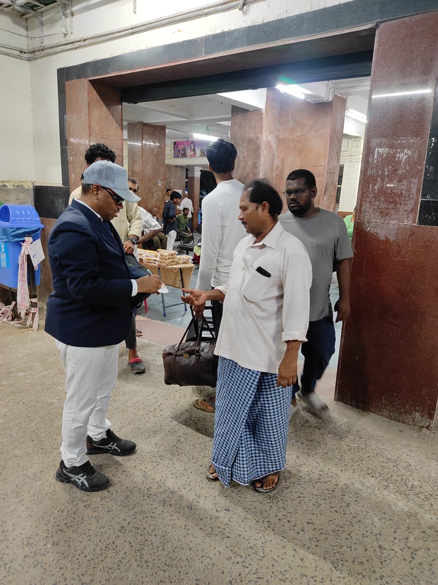 drmvijayawada's tweet photo. Crowd management at #Chirala Railway Station 

Vijayawada Division had deployed staff at all Entry/ Exit points , Trains, Booking/ Reservation Counters to monitor the summer rush  
#RushHandling #SummerSpecial #IndianRailways 

@SCRailwayIndia 
@RailMinIndia https://t.co/Cj5kLadMuX