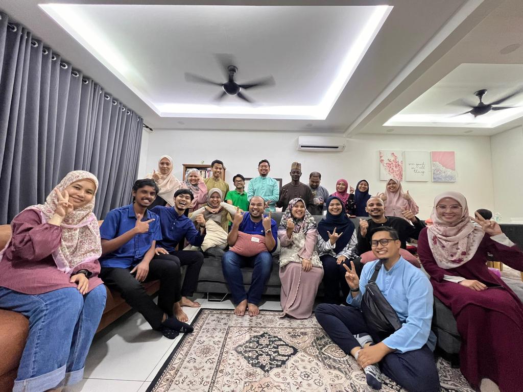 PSAI_UKM's tweet photo. Eid-Fitri feast invitation by @HalidaKamal 

Selamat Hari Raya Aidilfitri to all muslim all over the world 🤗 Maaf zahir dan batin 🤝🏻 https://t.co/VOXsdmP6Kn