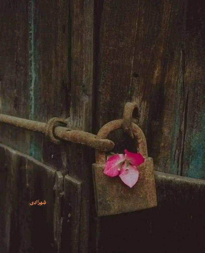 *"زَنگ آلُود تَالَا لَگَا ہو جِیسِے
دِل اَب یُوں خَاموش رِہتَا ہِے*"