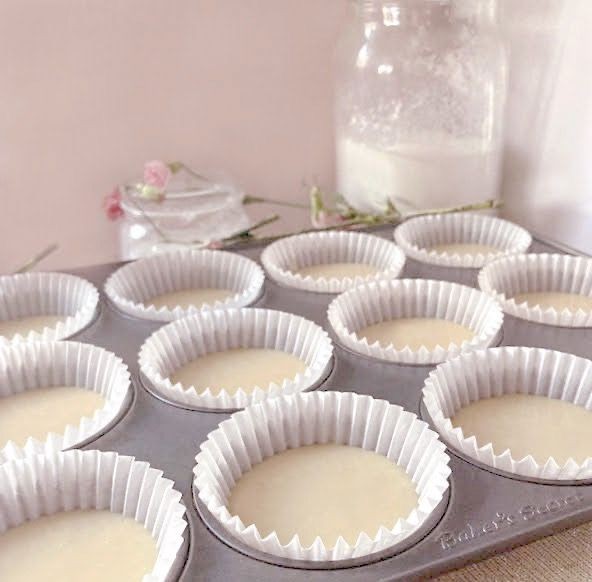 dubbuilvu_'s tweet photo. cupcakes ! 
— hyunin au 

hj siempre ha sido muy popular pero, nunca había recibido algo tan simple y tierno como esos cupcakes... ¿podrá descubrir quién es la persona detrás de esa delicia? https://t.co/KPXHidfHIm