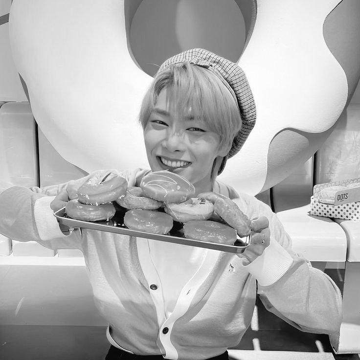 dubbuilvu_'s tweet photo. cupcakes ! 
— hyunin au 

hj siempre ha sido muy popular pero, nunca había recibido algo tan simple y tierno como esos cupcakes... ¿podrá descubrir quién es la persona detrás de esa delicia? https://t.co/KPXHidfHIm
