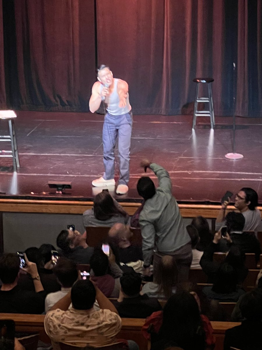 Omg @ihatejoelkim was SRSLY beefing with a heckler during his DC show 😳😳