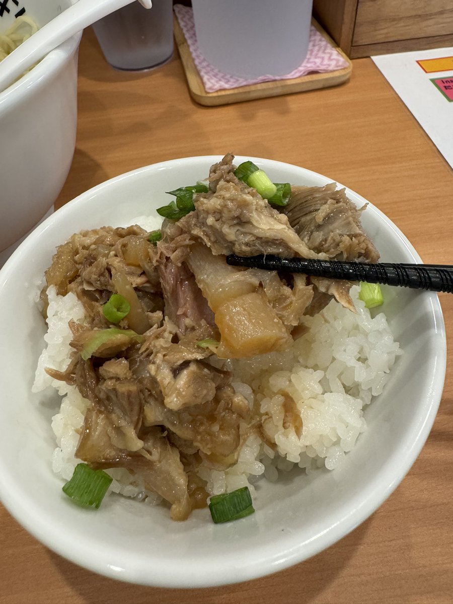 vice_magistrate's tweet photo. 限定との言葉に弱い(´・ω・)

限定トロチャ丼を求めてあしかがラーメンへ。今日はGラーメン(塩)、醤油は調整中なのだろうが提供が待たれる。
求めていたトロ���ャ丼は軟骨も柔らかくとても美味しくいただきました。
#あしかがラーメン https://t.co/yFJD0cZ653