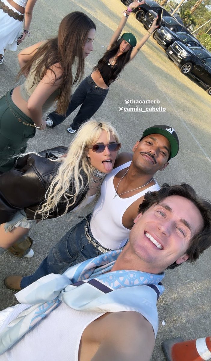#FOTO | Camila con amigos en #Coachella