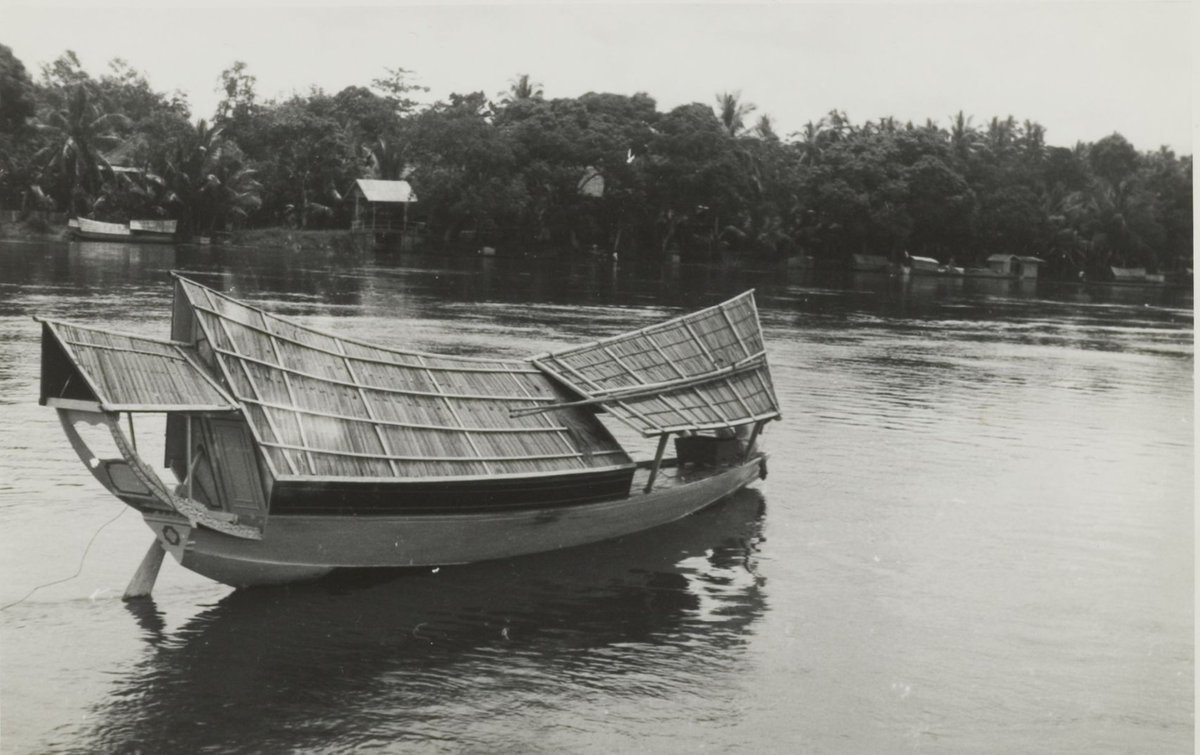 Perahu dari Tulang Bawang Lampung mengingatkan sampan2 di Sungai Sarawak
gambar bertarikh 1932