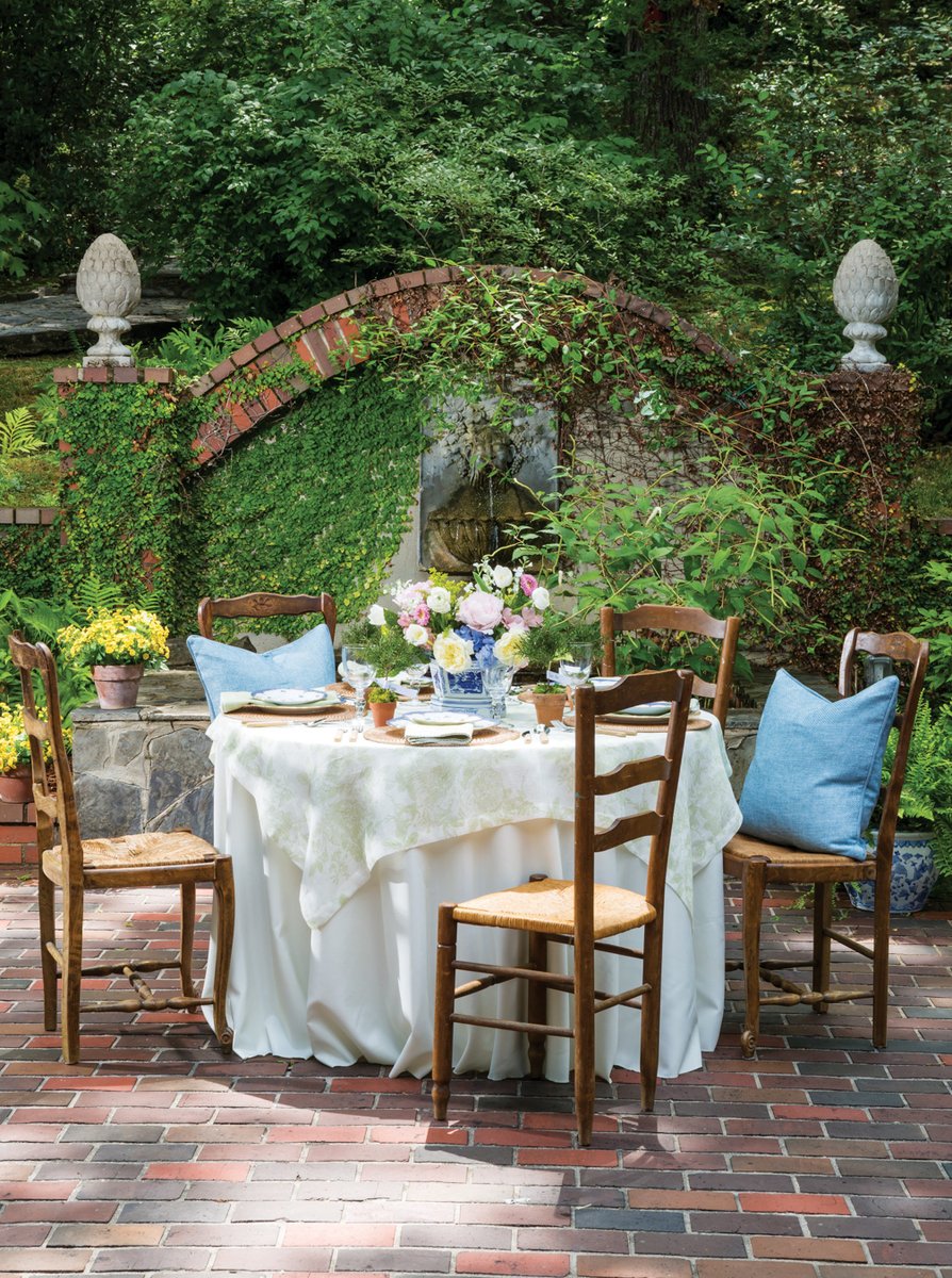 SouthernLadyMag's tweet photo. Surrounded by lush environs, a table bedecked in pastel florals and finery beckons guests to relish lunch outdoors and make the most of breezy April weather.
#southernladymag #springtablescapes #springflowers #entertaininginspo #placecards #placesettings #herend https://t.co/AJ7exLMQBx