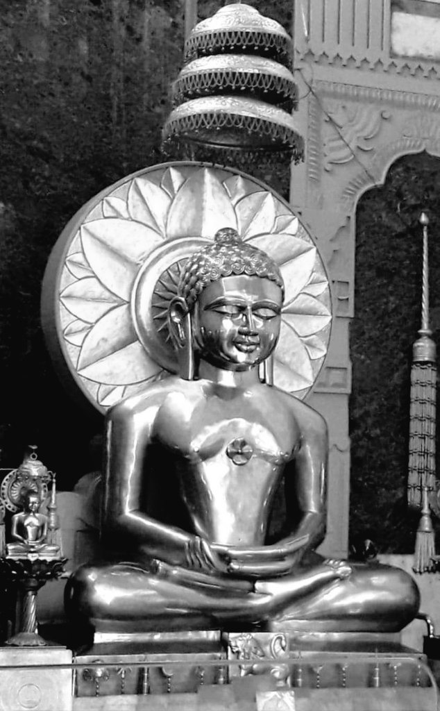 jainismjewells's tweet photo. Bhagwan Mahavir said that, "A living body is not merely an integration of limbs and flesh but it is the abode of the soul which potentially has perfect perception (Anant darshana), perfect knowledge (Anant jnana), perfect power (Anant virya), and perfect bliss (Anant sukha). Mahavir's message reflects freedom and spiritual joy of the living being.

#mahavira #mahavir #Jainism #mahavirjanamkalyanak #MahaveerJayanti