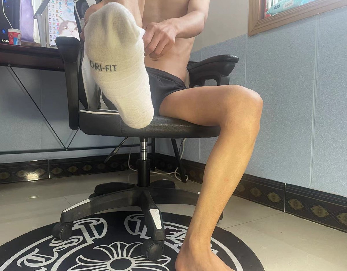 嘴巴张开贱狗细细品尝爸爸泛黄汗臭的白袜