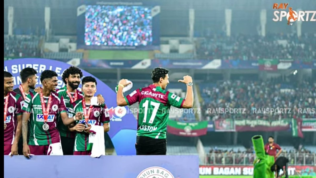 Sahal Abdul Samad wearing Liston Colaco's jersey during celebration 🥹

Iska naam ha Mohun Bagan
❤️💚 #ISL