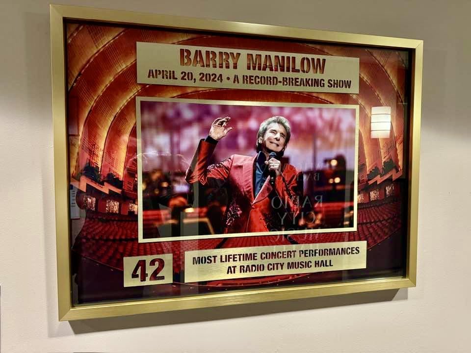 🎊The @Rockettes presented Barry Manilow tonight with the achievement of the most lifetime concert performances at @RadioCity!