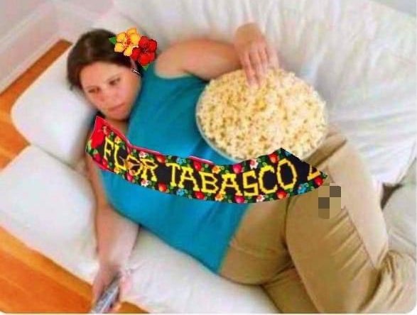 HolaTabasco's tweet photo. Yo desde mi casa criticando a las embajadoras porque les falta más vueltecita, cadereo. https://t.co/xjMkbSinDE