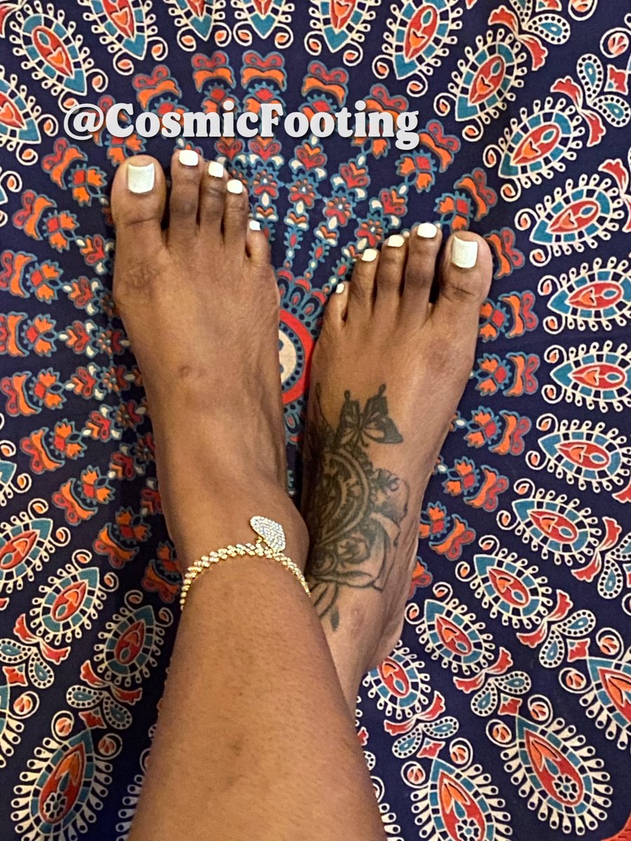 Anybody wanna see the bottoms of these toes??😏😉 DM me for prices if interested #dirtyfeet #littlepiggies #footgirl #feetgirl #footdomonation #feetdomination #feetdom #footdom
#chippednails #sellingcontent #CosmicFooting