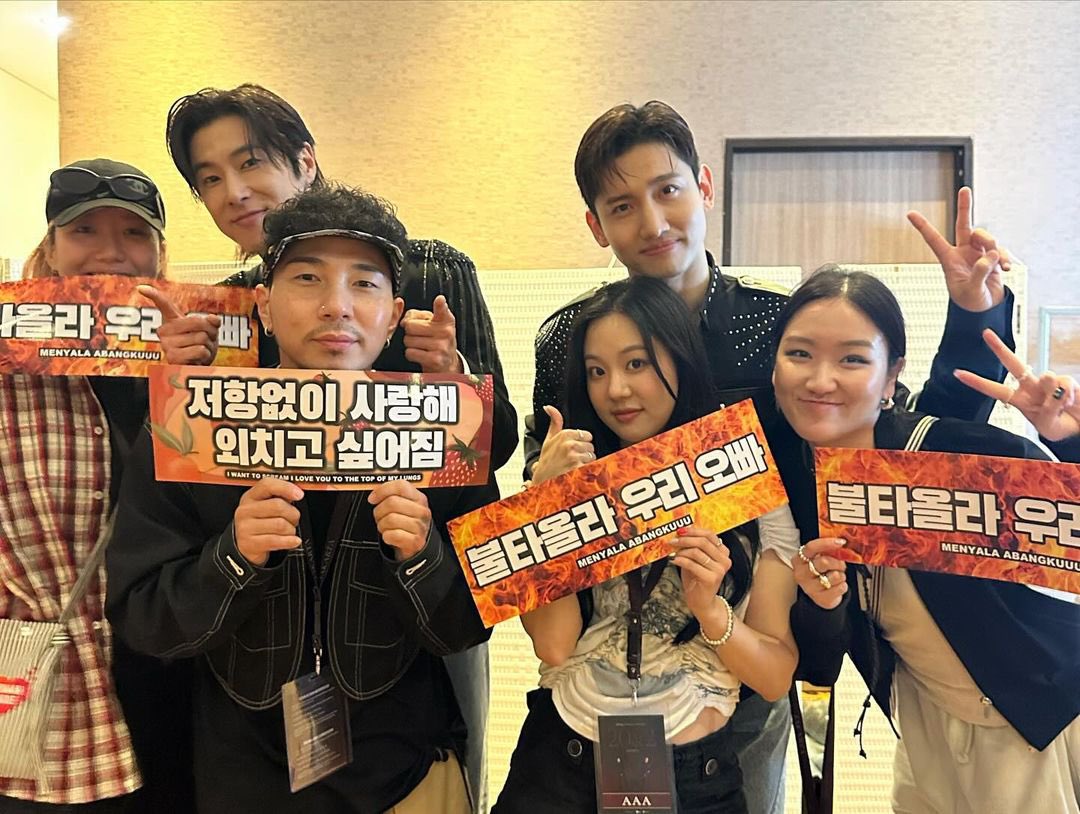 TVXQ_INAProject's tweet photo. Masih ga nyangka handbanner kita nyampe ke backstage dan dipake foto sama staff TVXQ juga 😭😭

Kak @uncommongie pasti makin terharu nih design bannernya debut di IG Changmin🤘

Buat kita semua yang angkat banner kemarin, kalian luar biasaaa ❤️🥰  terima kasyii~ https://t.co/EJWQVwPyZK