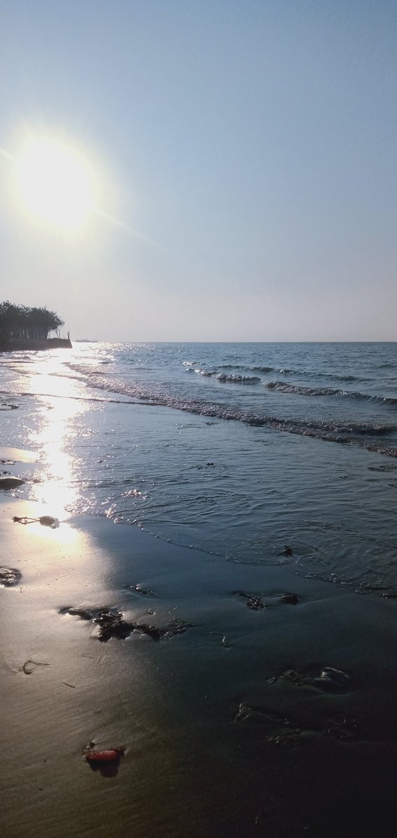 Ingin rasanya ku terlentang di lantai marmer. Atau berenang di air yg dingin. Sekedar tuk hilangkan gerah ini. Kaosku pun basah. Mukaku glowing penuh keringat. Oh PLN....knp kau bunuh listriknya? Derita Penghuni Pantai Utara.