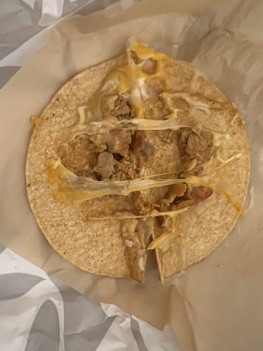 Jaridge78's tweet photo. @tacobell this is a shame to serve food like this and charge $2.99? My other one had 1 small piece of chicken. Edmond ok Taco Bell smh https://t.co/LR6J27Pkhg