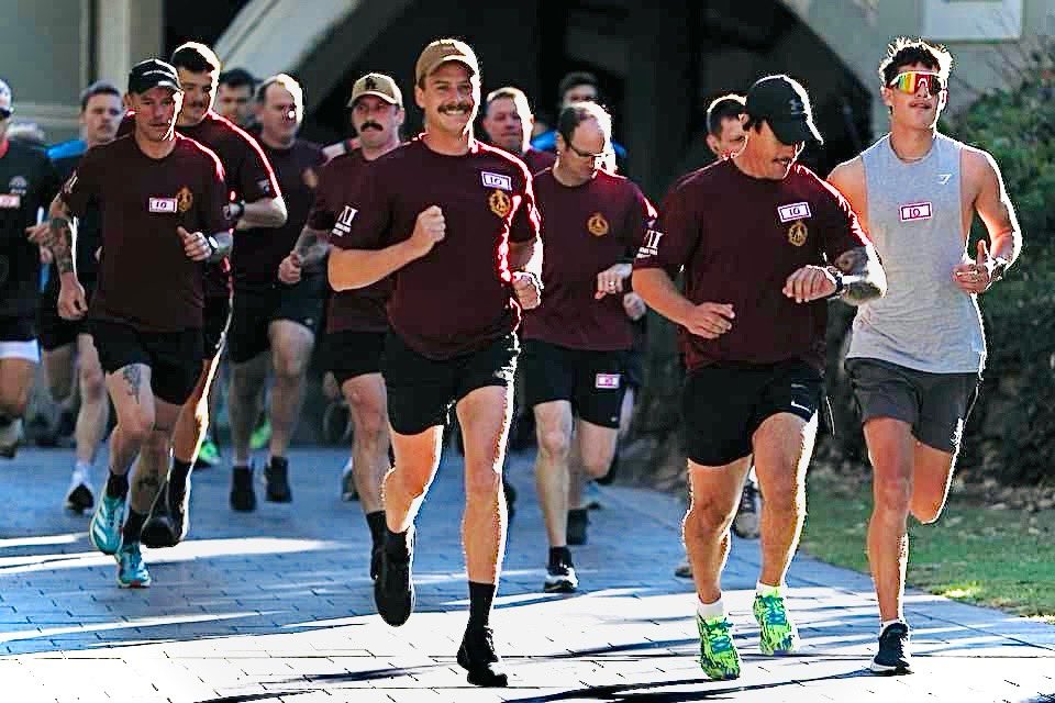 Some good looking young blokes out running in the sunshine for .@runarmyau in #Adelaide this morning 🏃‍♂️. #7thBattalionRoyalAustralianRegiment 2IC #RupertHindle 🫡  @AustralianArmy @rupert1980 @7th_RAR #ADF