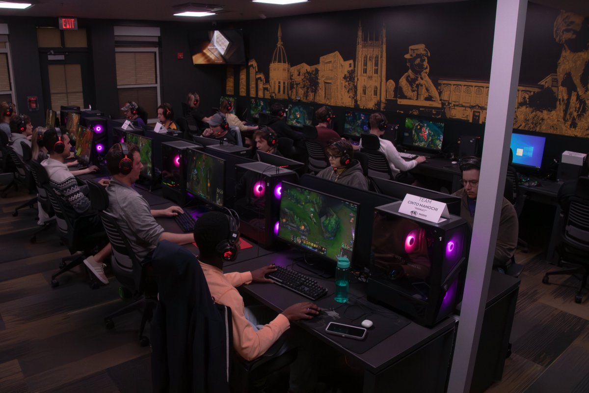 Let's hear it for our winners for day 2 of Roster Rumble! 

Team Gambit Overwatch
Team Inferno League of Legends

Congrats to the winners of our raffle as well!  

Thank you all for coming out!