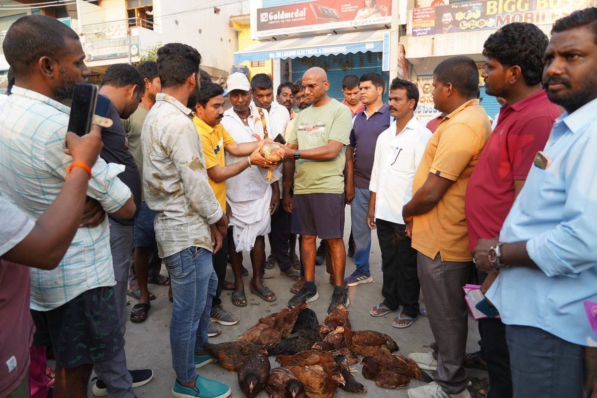 దినచర్యలో భాగంగా నాగర్ కర్నూలు జిల్లా కొల్లాపూర్ పట్టణంలోని మినీ స్టేడియంలో ఈ రోజు ఉదయం మార్నింగ్ వాక్ లో పాల్గొన్నాను. గ్రౌండ్ కు వచ్చిన క్రీడాకారులు,సీనియర్ సిటిజన్స్ ను కలిసి ఈ ప్రాంతంలో దశాబ్దాలుగా నెలకొన్న సమస్యలను అడిగి తెలుసుకున్నాను. హమాలీల కష్టాలు తెలుసుకోవడం కోసం