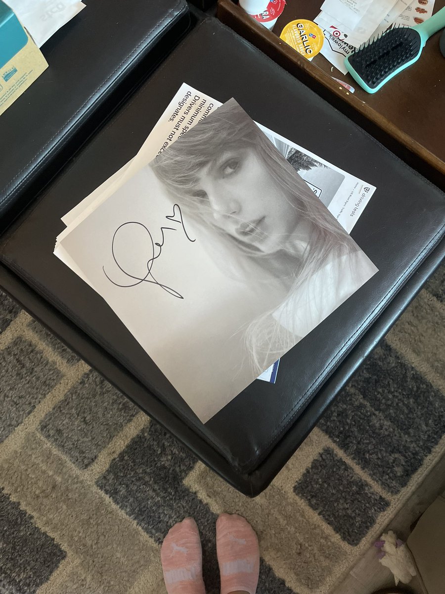 She came with a heart 🤍🤍 
<a href="/taylornation13/">Taylor Nation</a> 
<a href="/swifferwins/">swiftie wins</a>