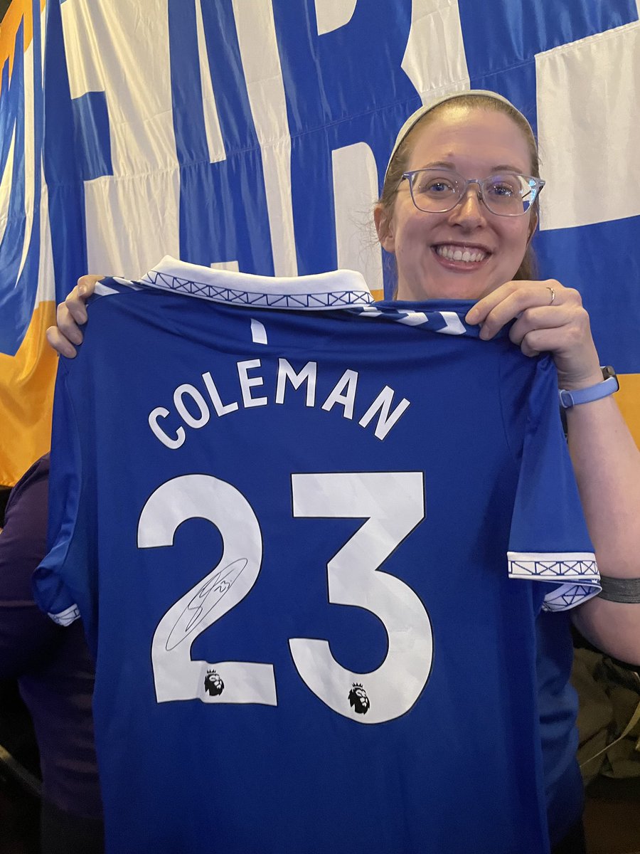 The way I screamed when I won the signed Seamus shirt 🥰☘️💙 @NAToffees @EvertonChicago #toffeefest #toffeesontour24