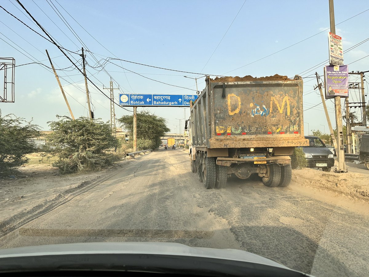 Bahadurgarh-Jhajjar Road शायद देश का सबसे ख़राब रोड होगा, पता नहीं सरकार ने इतने busy रूट की अनदेखी क्यों कर रखी है, रात के समय कोई दो पहिया वाहन इस पर से गुजर नहीं सकता, इतने बड़े बड़े गड्डे है। @cmohry @NayabSainiBJP @nitin_gadkari