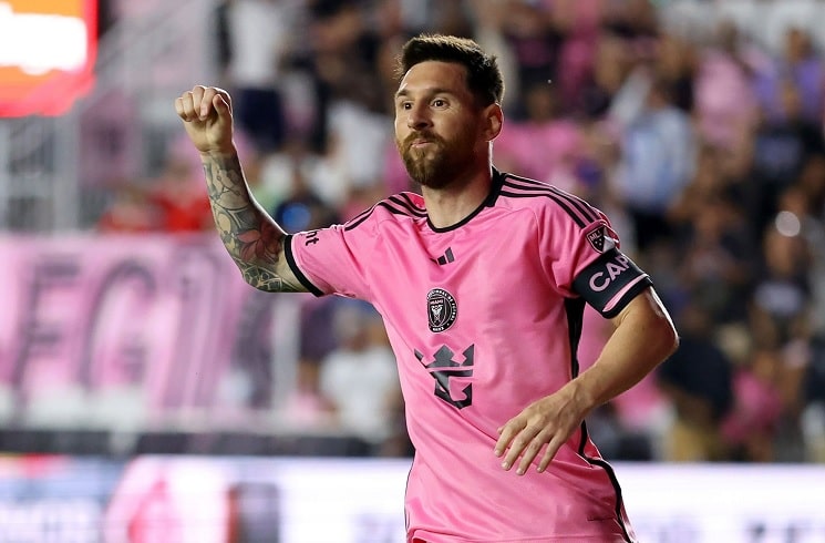 Lionel Messi scores twice, assists for Inter Miami in 3-1 win vs. Nashville. mundoalbiceleste.com/2024/04/20/lio…