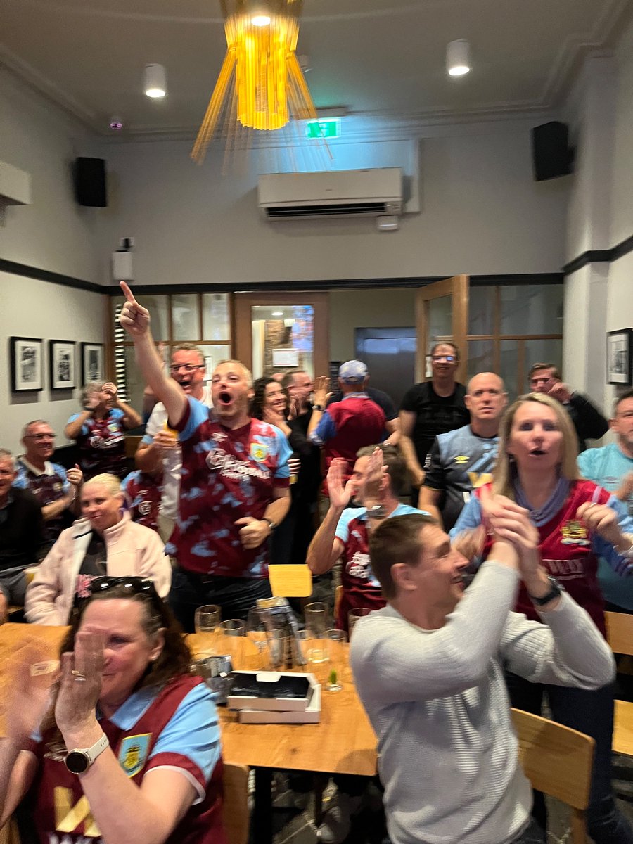 NZClarets's tweet photo. Absolutely Incredible weekend with the NZ, Melbourne and Sydney Clarets!

Joined by legends Mike Conroy and Nathan Peel with the result topping it all off! 

Another weekend cementing our trans-Tasman friendships! 

UP THE down under CLARETS!

🇳🇿 🟣🔵🟣🔵🟣🔵🇦🇺 https://t.co/6vLkWm8tm5