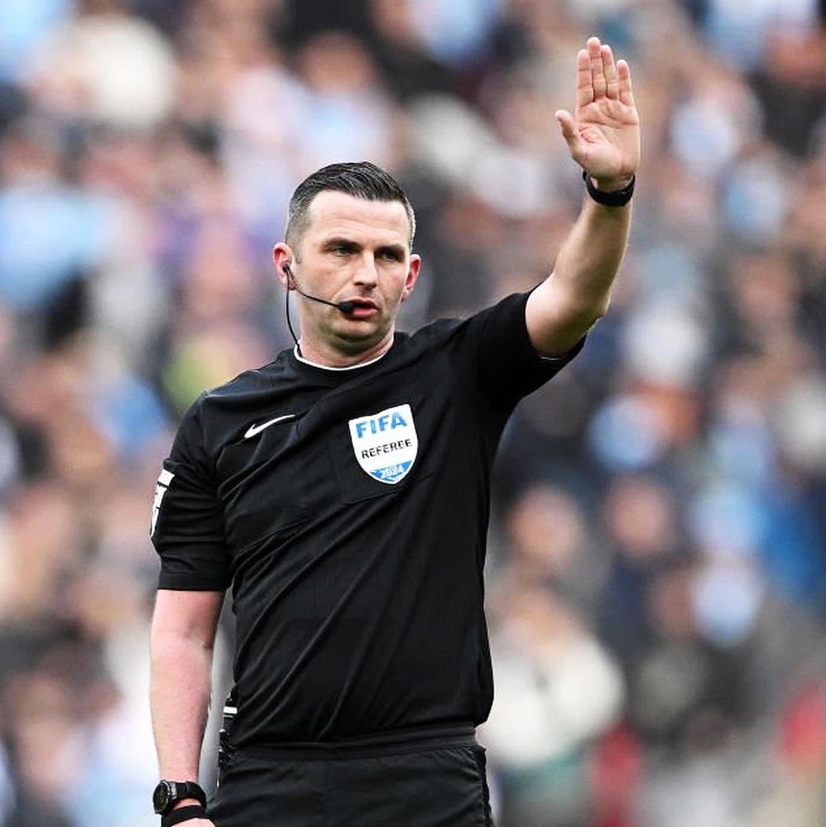 If you meet this referee , What you want to say to him ??? #EPL #Referee #MichaelOliver Damn