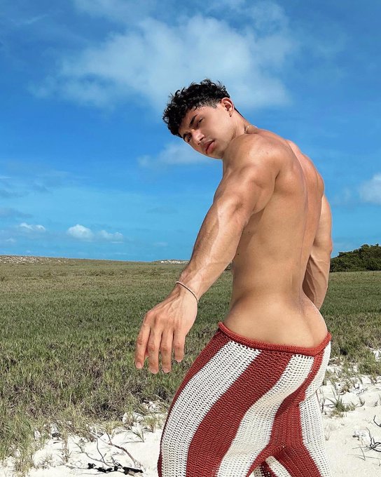 4  https://t.co/uiUqR0GpdC https://t.co/rDxjZXIMhG